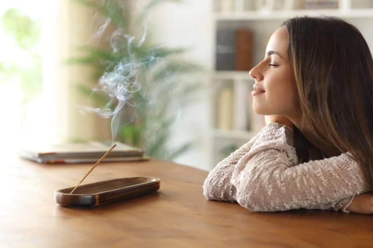 Evinizde Tütsü Yaktığınızda Olan 4 Şey (İyi ve Kötü)