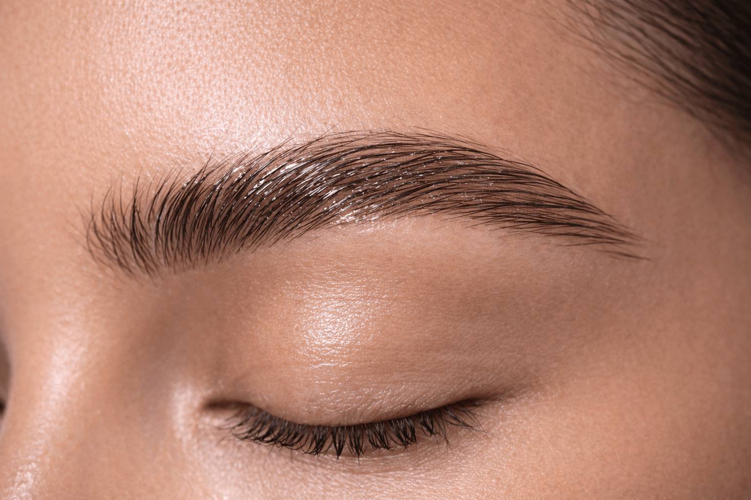 Gece Yatmadan Önce Kaşlarınıza Vazelin Uygulamanın Etkileri